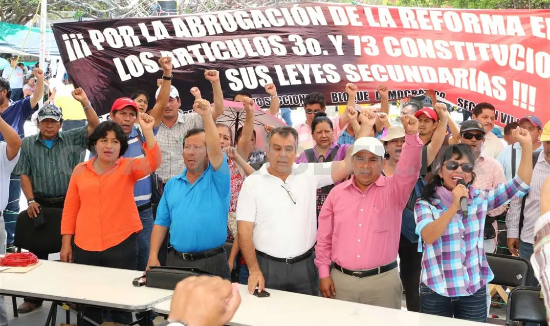 Levanta plantón el magisterio