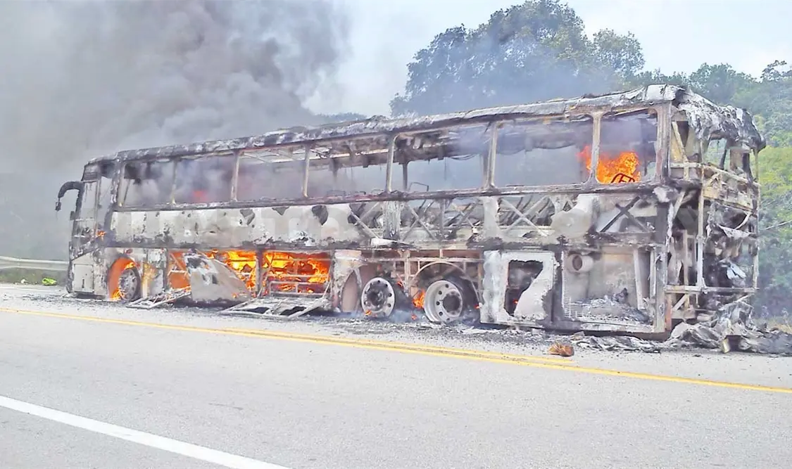 Arde autobús de pasajeros