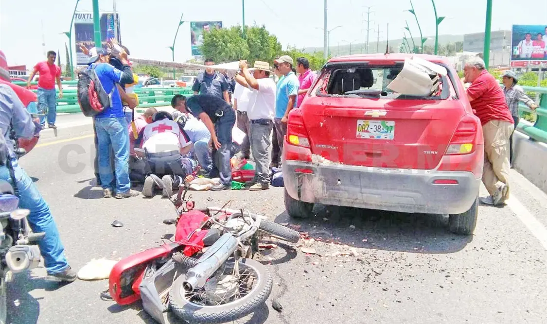 Veloz motociclista se estrella contra camioneta