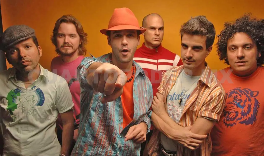 Los Amigos Invisibles con disco acústico