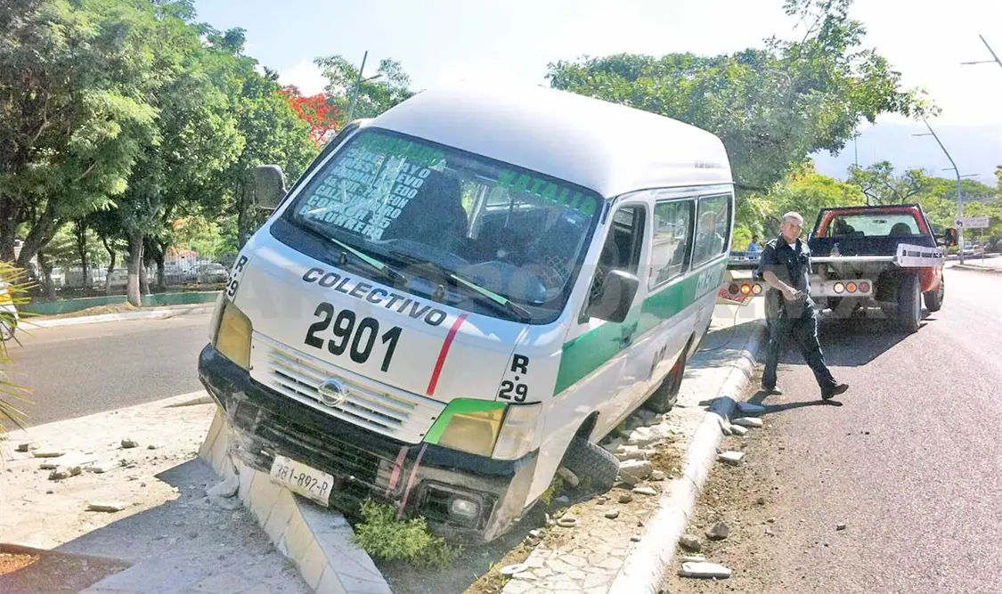 Colectivo desenfrenado sale del camino