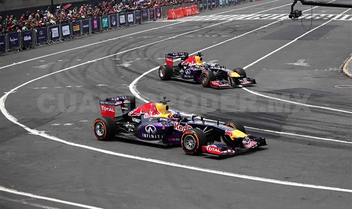 Pilotos de la Fórmula 1 realizaron una exhibición automovilística en el Zócalo capitalino. NTX
