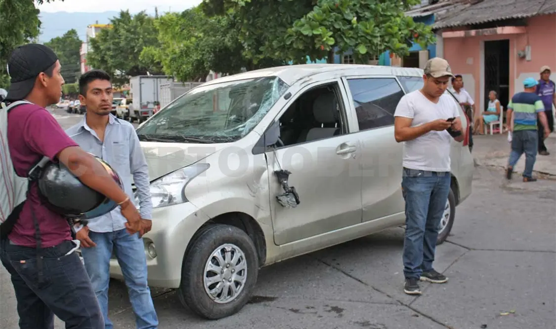 La camioneta con placas del estado de Veracruz se pasó la preferencia y volcó tras el fuerte impacto.