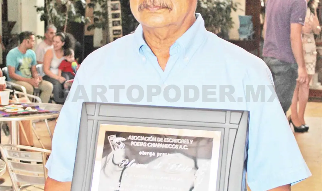 Entregan preseas a escritores chiapanecos