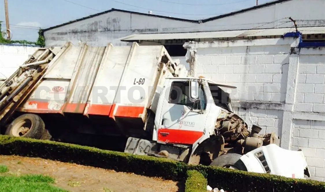 Camión de limpia sale de la carretera