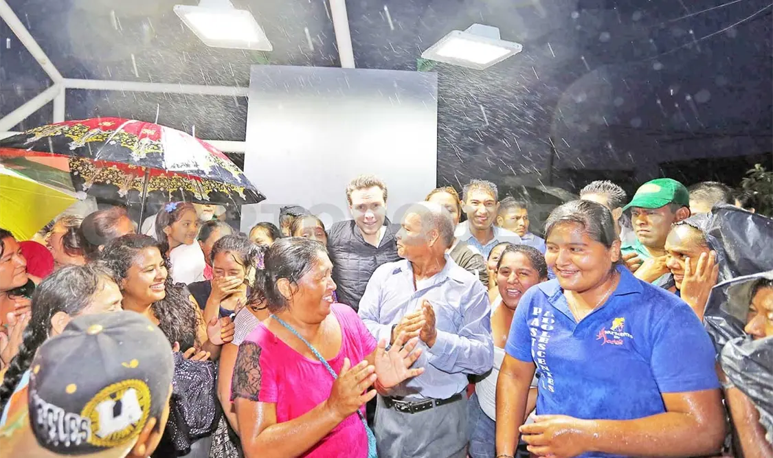 Ilumina gobernador colonias de Tuxtla