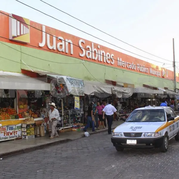 Directivos del mercado Juan Sabines agradecen el respaldo recibido de Castellanos Cal y Mayor. Cortesía. CP