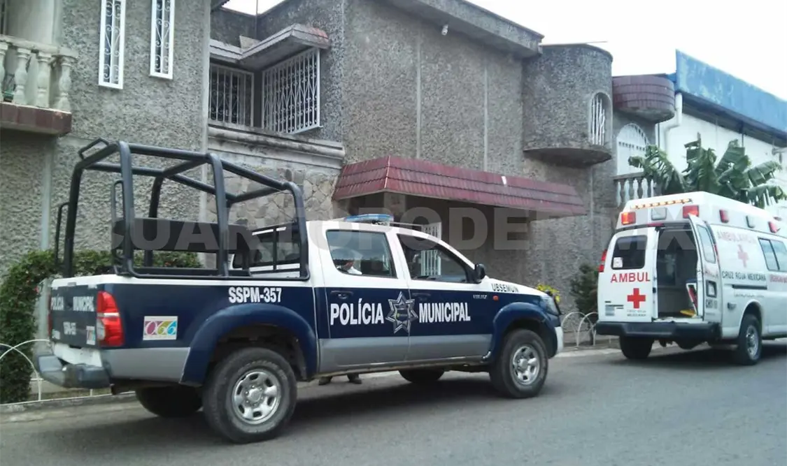Se electrocuta y cae al piso