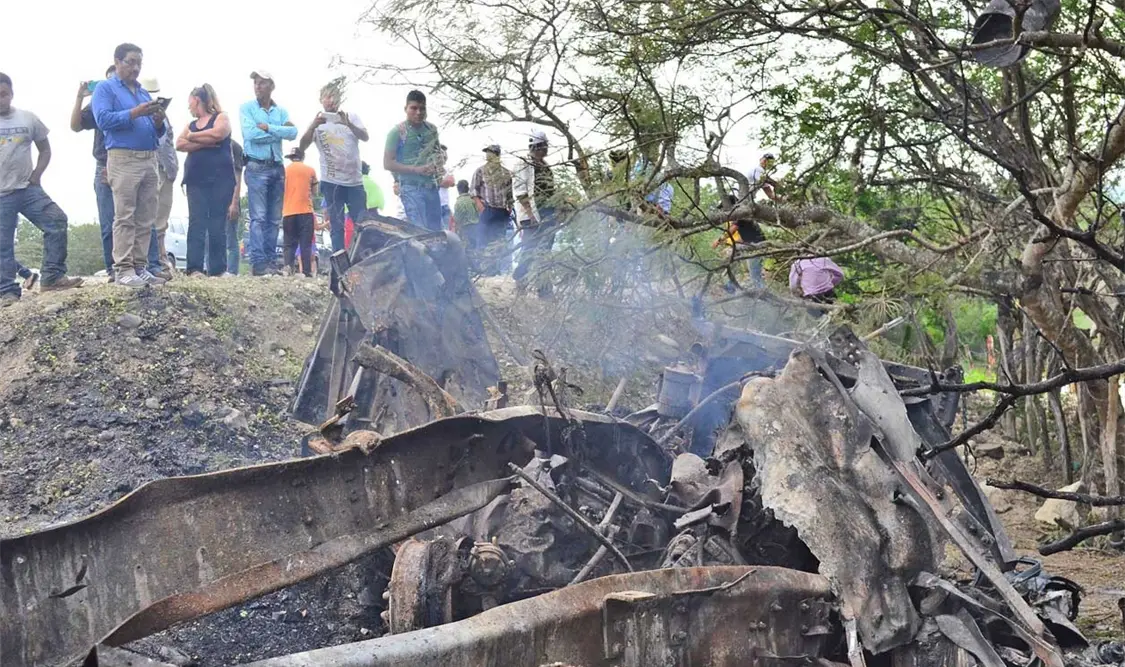 Tráiler arrastra pick up y estallan; 4 muertos
