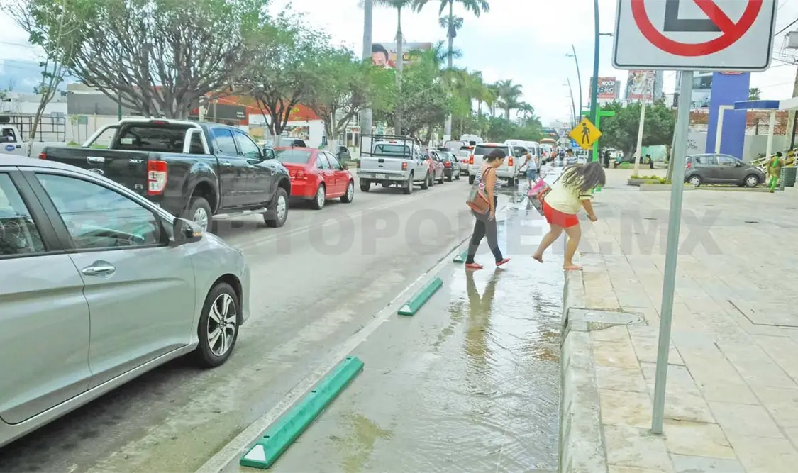 Ciclovía inundada con agua sucia