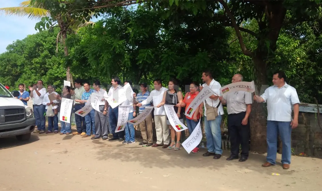 Funcionarios de la Comisión Estatal de Derechos Humanos y autoridades dan el banderazo de salida a esta brigada sanitaria. Cortesía. CP