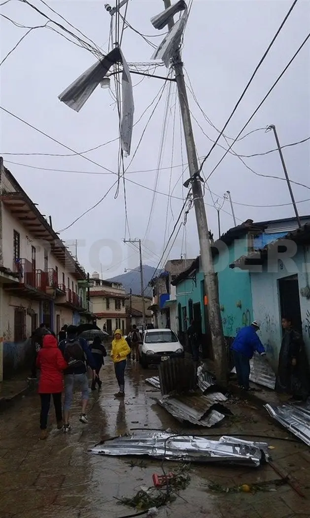 Muchas casas quedaron sin techo después del paso del tornado, ocasionando que familias quedarán sin hogar. Manuel Martínez / CP