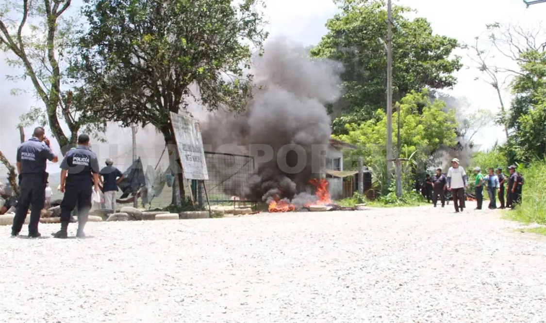 Enfrentan a policías en relleno sanitario