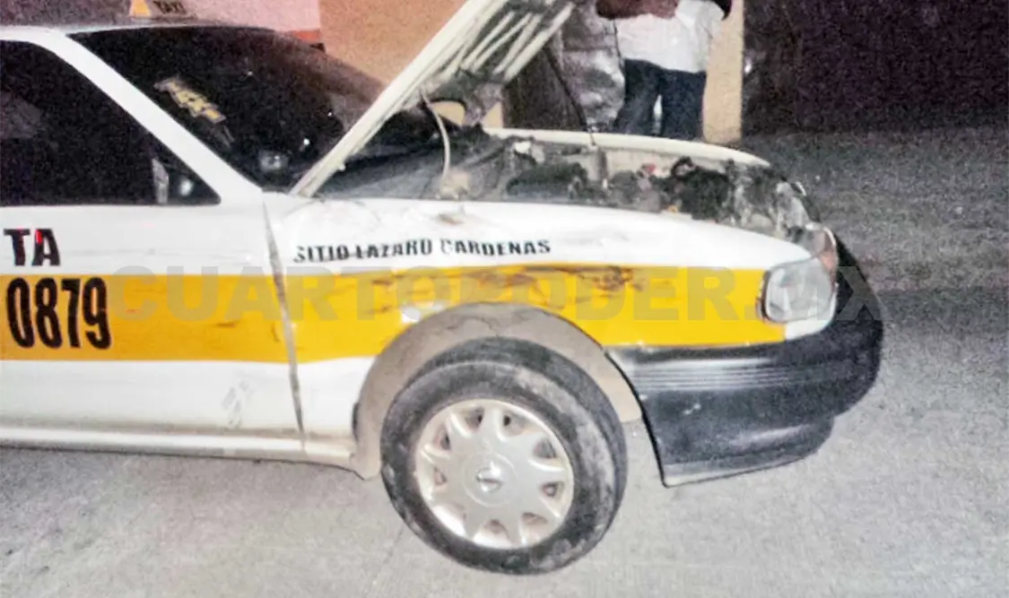 Taxi es impactado por camioneta