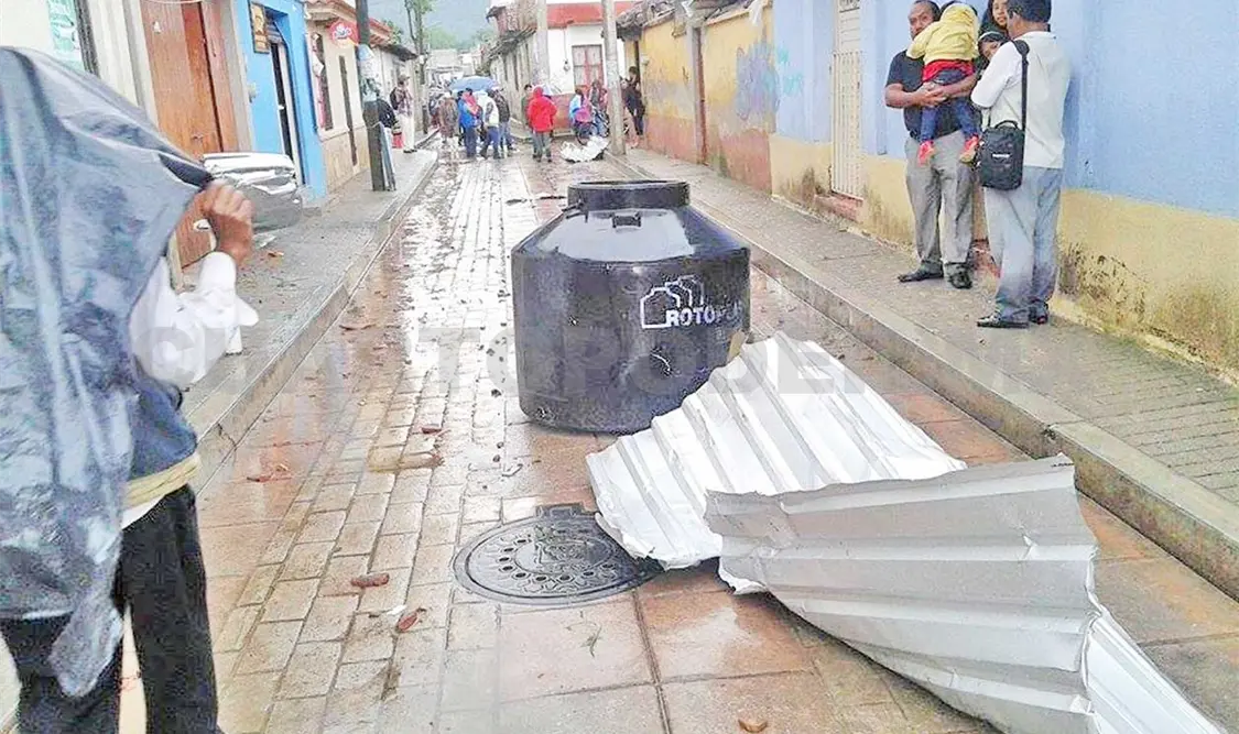 Tornado arrasa con viviendas