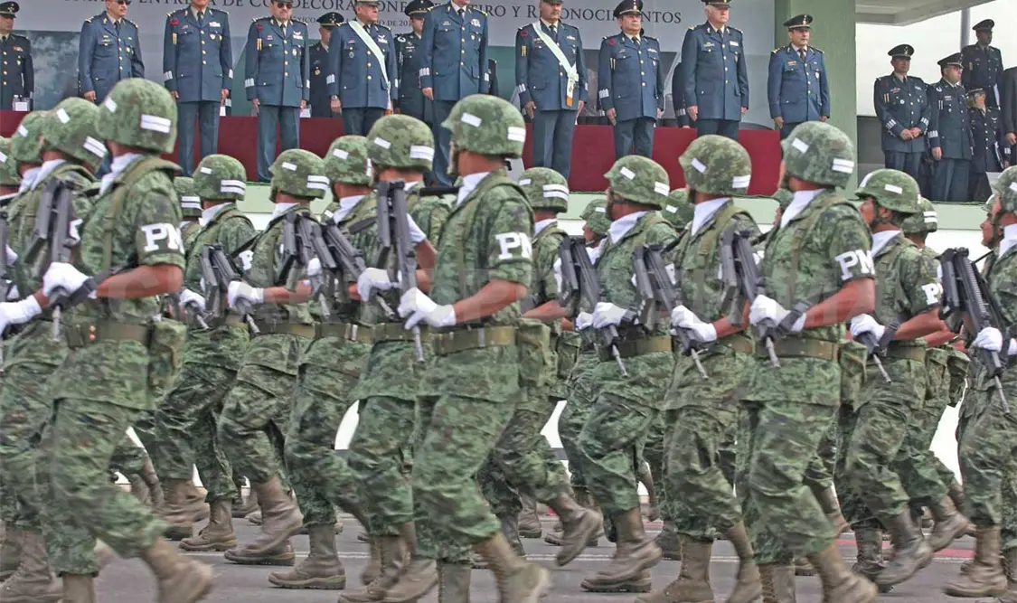 La Policía Militar marchó frente al titular de la Secretaría de la Defensa Nacional, Salvador Cienfuegos, durante la entrega de condecoraciones a ocho generales.