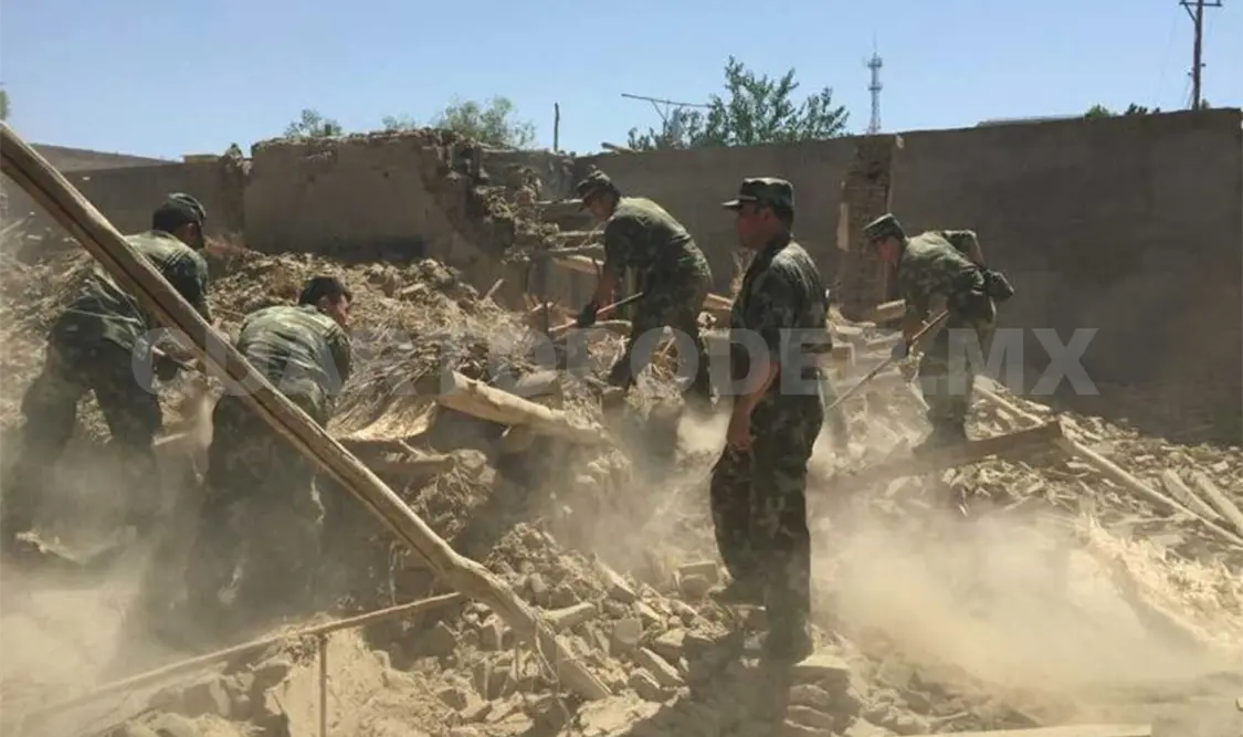 Militares ayudan a limpiar las zonas afectadas por derrumbes; el Gobierno ha destinado 3.2 mdd para un fondo de desastres. AP