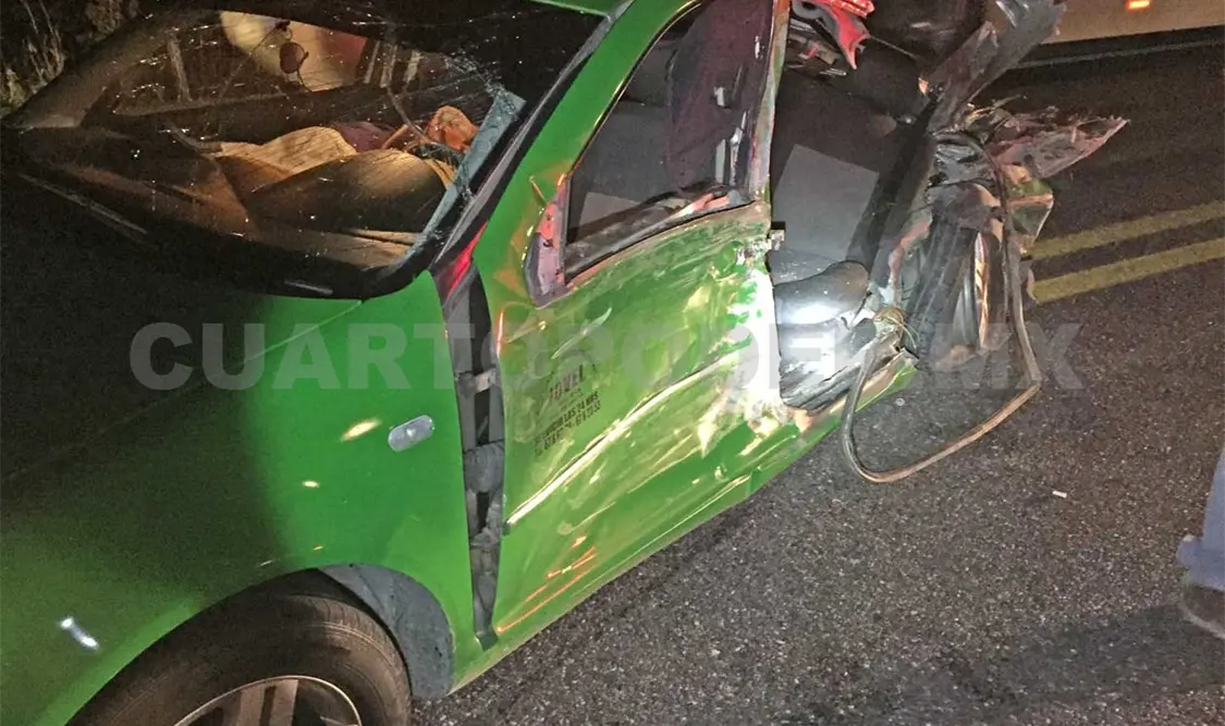Así quedó el Tsuru tras chocar contra el autobús en la autopista Tuxtla-San Cristóbal. Amir Hernández / CP