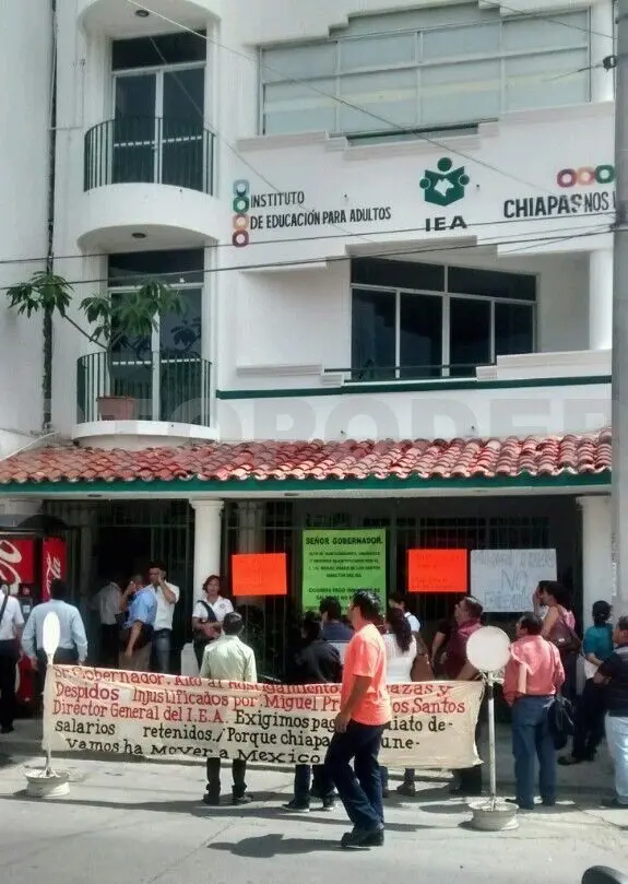 Trabajadores sindicalizados del ICHEJA protestas por abusos y despidos de 28 compañeros. Cortesía. CP