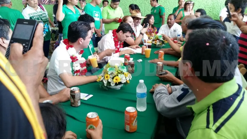 Condóminos del mercado Los Ancianos reciben a Fernando Castellanos Cal y Mayor, en evento de campaña. Cortesía. CP