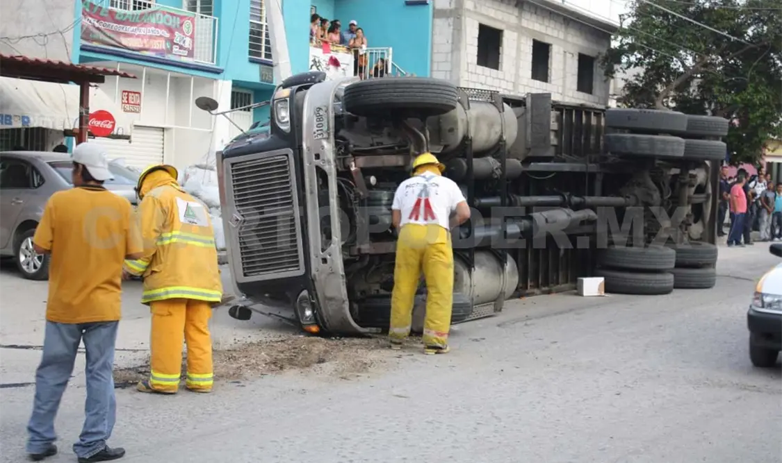 Vuelca torton con 22 toneladas de plástico