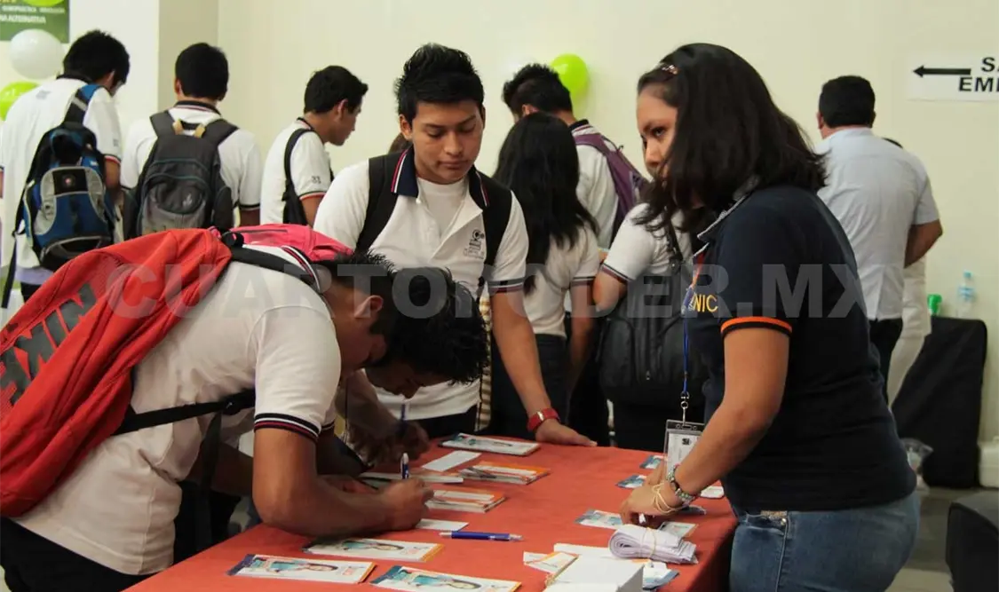 Ofertan becas universitarias