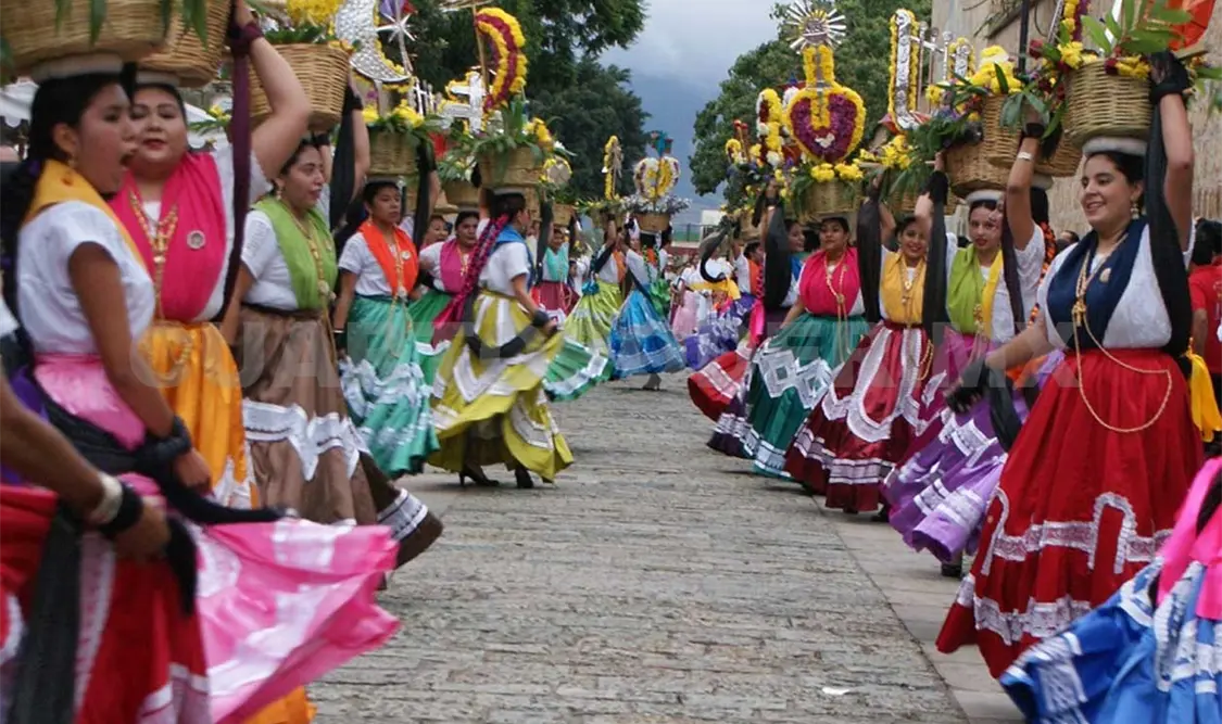 Compañía presenta la Guelaguetza en teatro