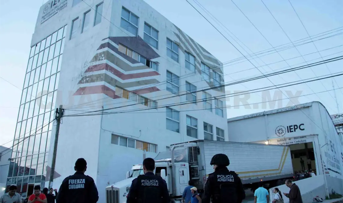 Realizan operativo para el traslado de boletas electorales