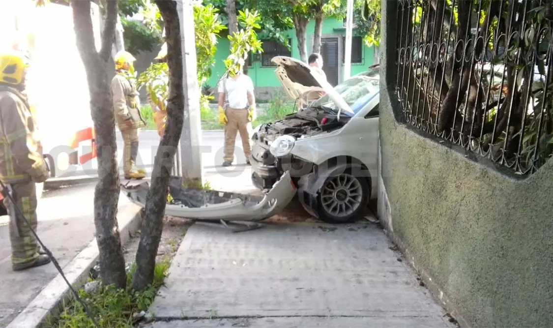 Abandonan vehículo tras ocasionar destrozos
