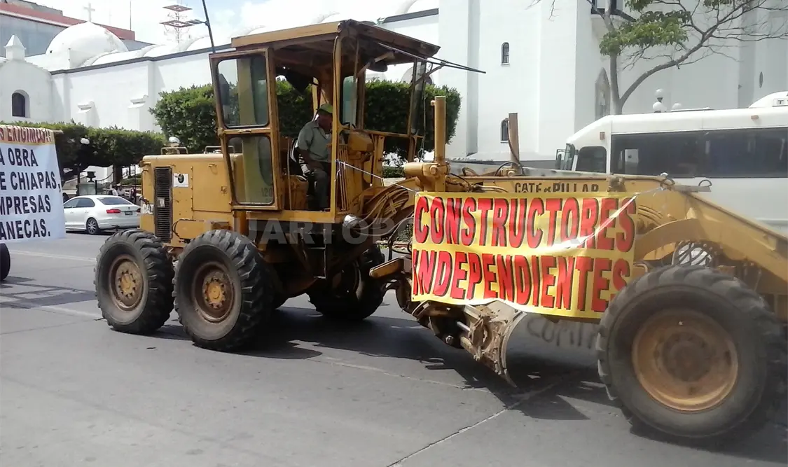 Constructores independientes bloquean avenida Central, para formar el pago de adeudos a sus obras materiales, argumentan. Sergio Granda. CP