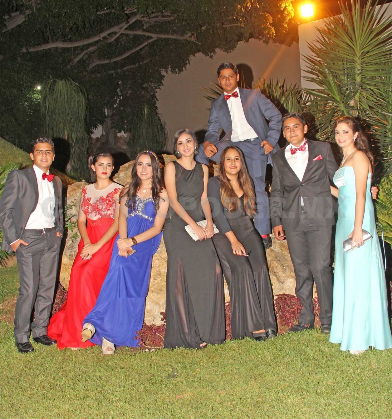 Alumnos felizmente graduados