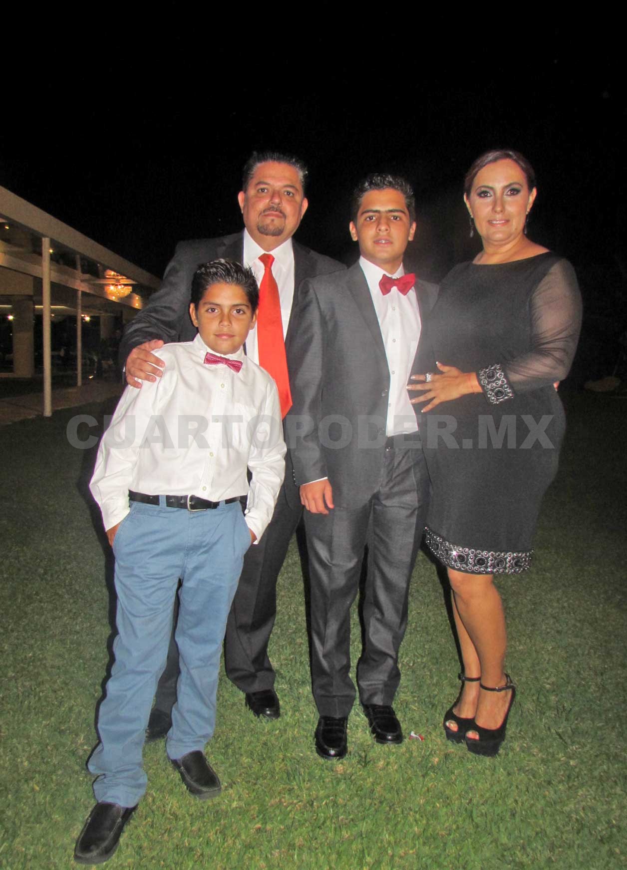 Alumnos felizmente graduados