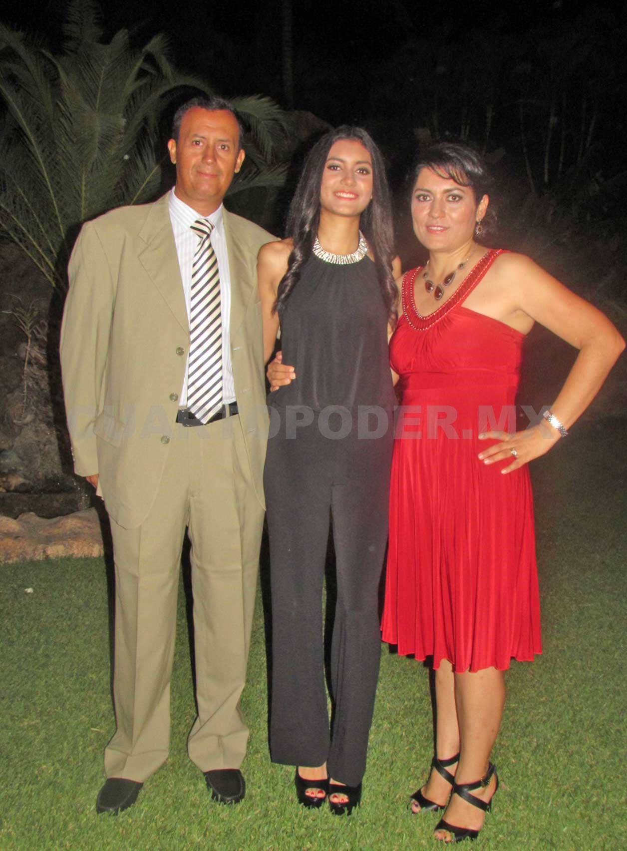 Alumnos felizmente graduados