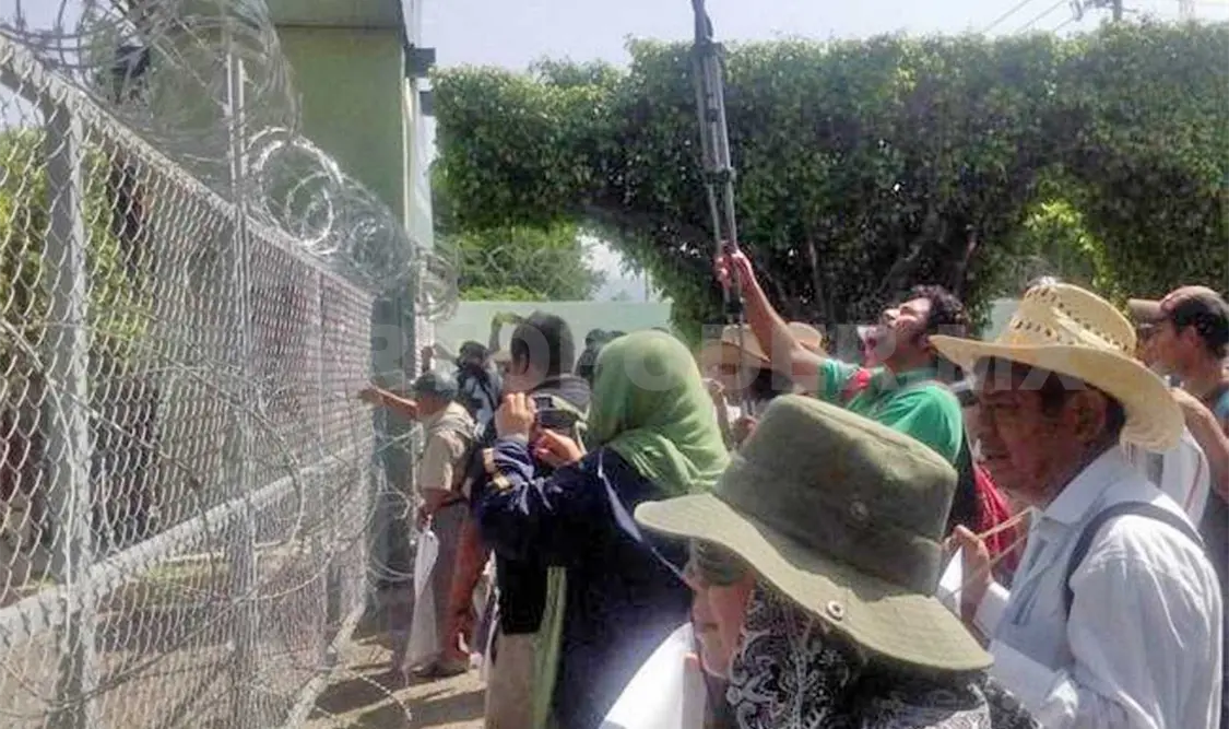 Normalistas tiran reja en cuartel