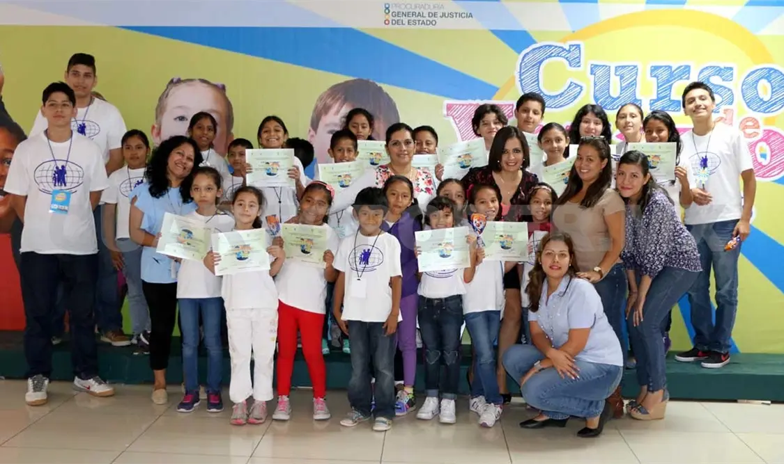 Participan menores en rally