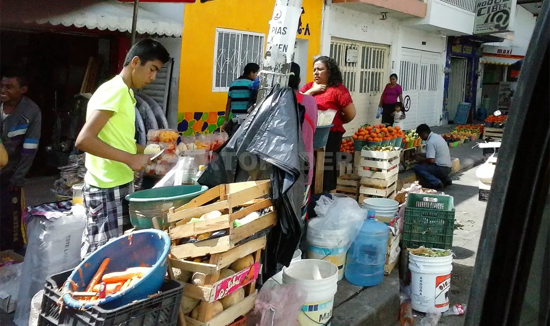 Persisten las molestias por la venta de ambulantes en el centro tuxtleco. Sergio Granda. CP