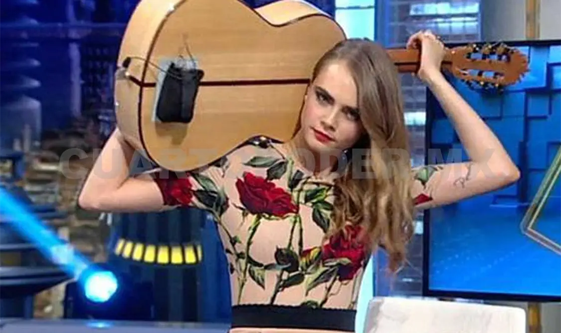 Cara Delevingne toca la guitarra sin verla