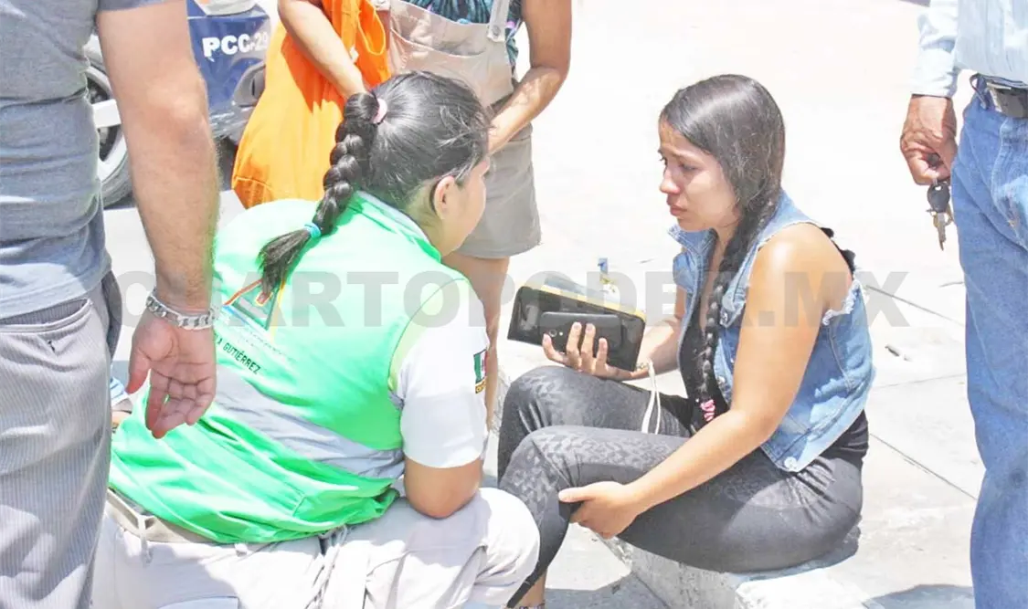 Dama se estrelló contra una camioneta