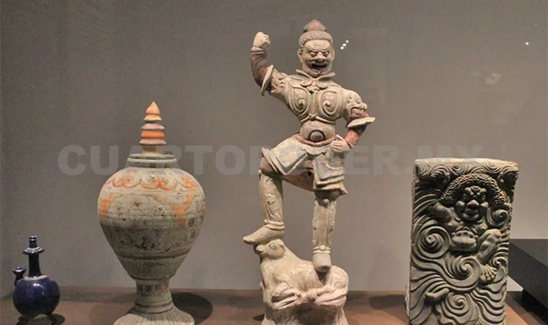 Esculturas de barro cocido, oro y plata, jarrones de porcelana, estelas y placas
