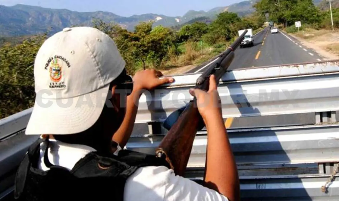 Chocan policías comunitarias