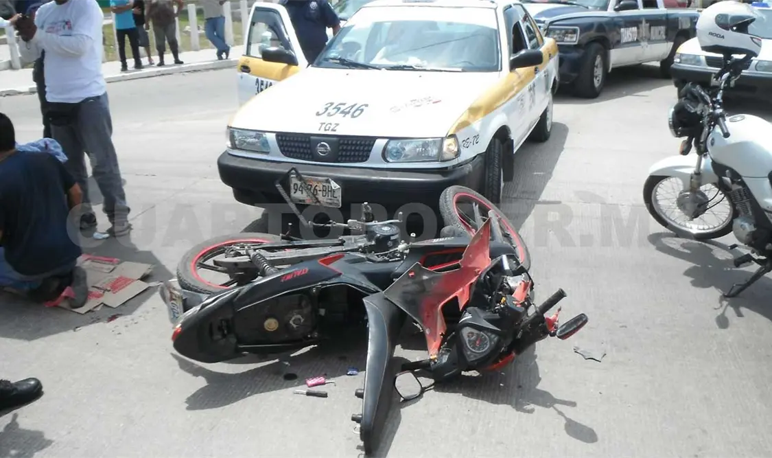 Motociclista choca contra un taxi