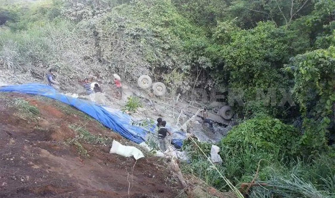 Cae a barranco semirremolque con cemento