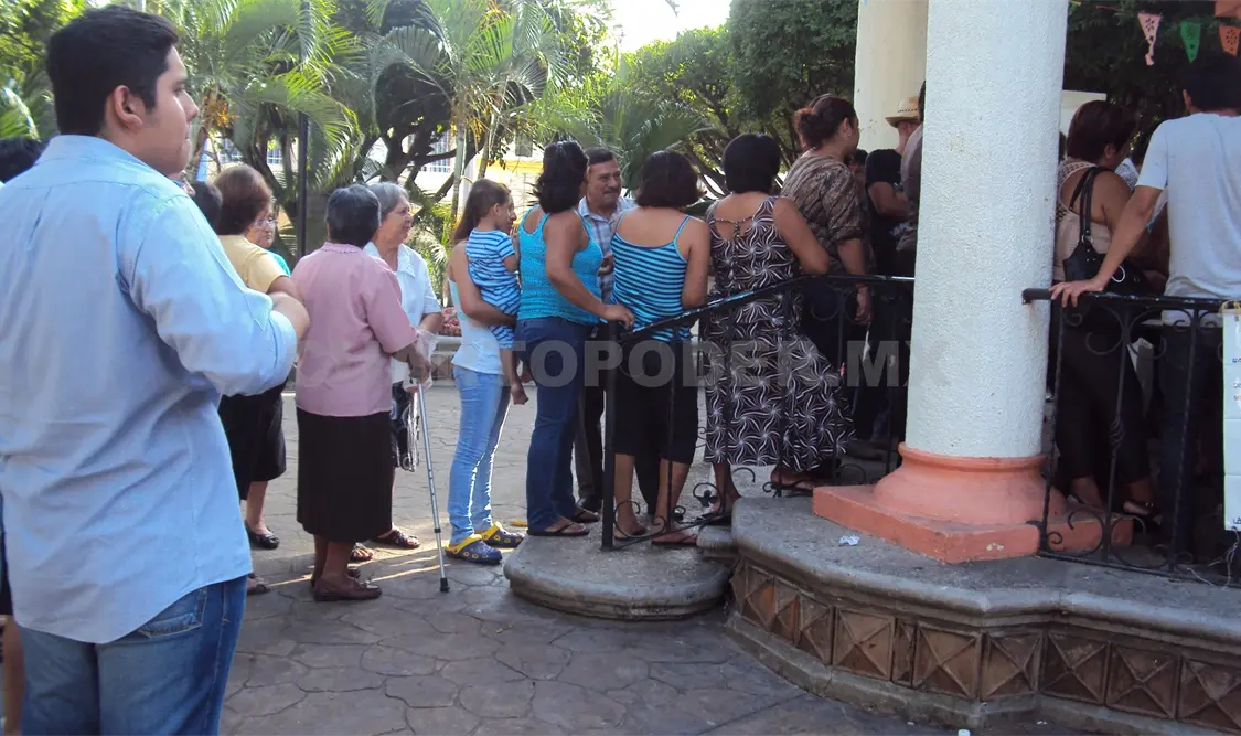 Largas filas registran casillas en el municipio de Tuxtla * Carlos Burguete