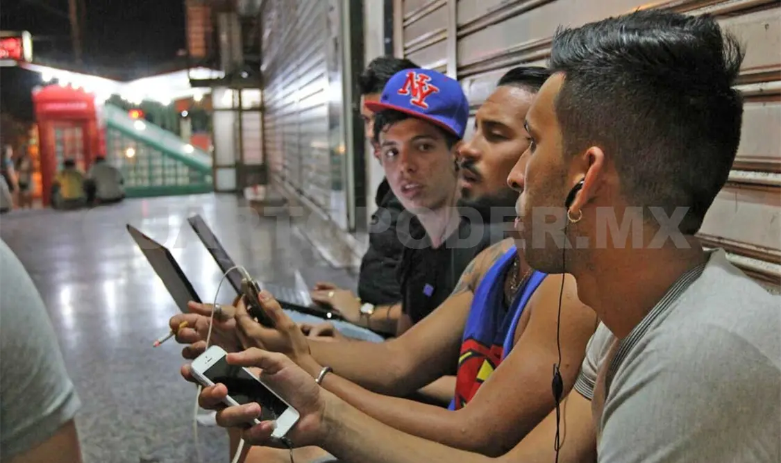 Las calles principales de la Habana se han convertido en el centro de reunión de los cubanos quienes buscan conectarse a través del Internet.