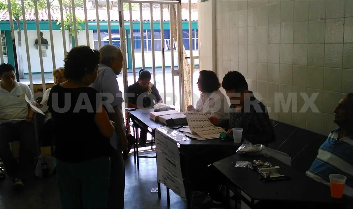 En la escuela primaria Dr. Rodulfo Figueroa, los votantes llegaron desde temprano. Diana Ramírez / CP