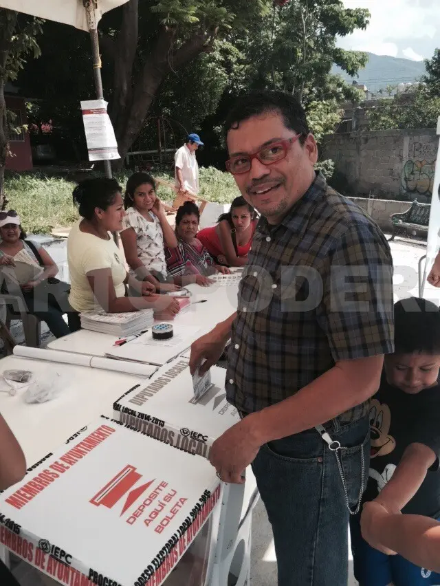 Manuel Ernesto Ramos Martínez, titular de la Canaco Servytur, acudió a votar en esta ciudad capital de Tuxtla Gutiérrez. Cortesía. CP