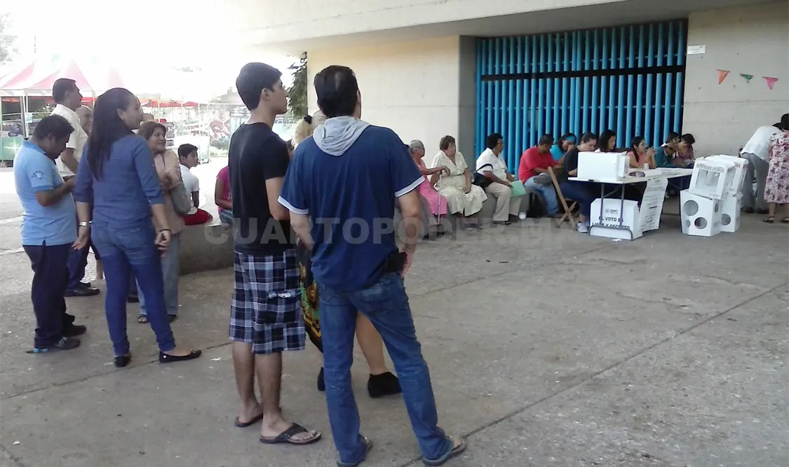 Desde las primeras horas de este domingo 19, hijo presencia de votantes en varios puntos de esta ciudad capital, como en el Parque 5 de Mayo. Sergio Granda. CP