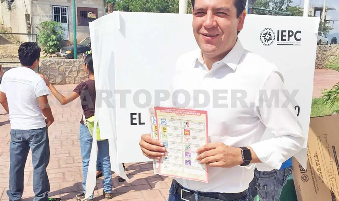 Acude Albores a emitir su voto