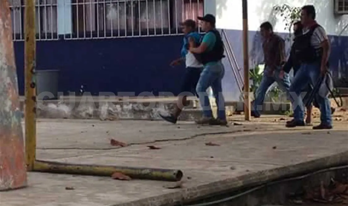 Vándalos armados intimidan a votantes
