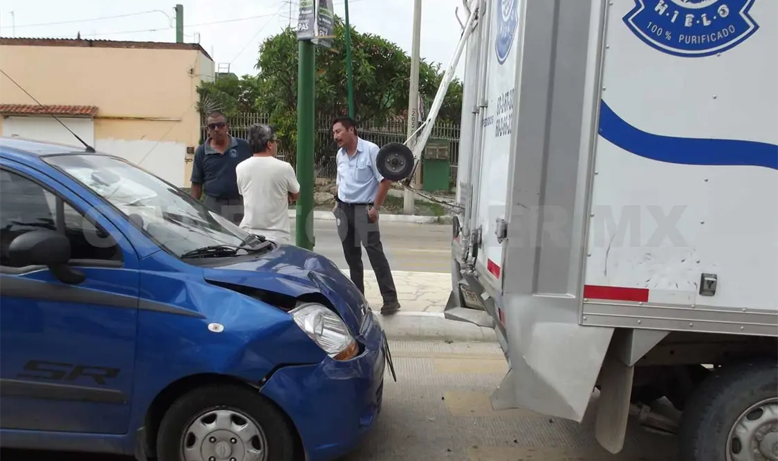 Se quedó “frío” al chocar contra camioneta hielera